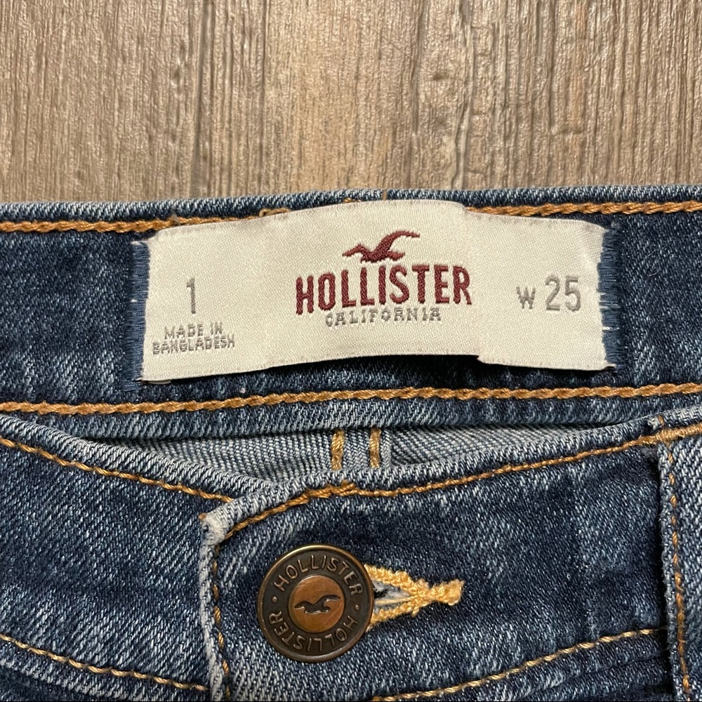Hollister distressed denim shorts in size 1 - Picture 3 of 11
